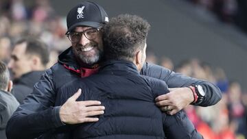 Klopp y Simeone se dan un abrazo antes del &uacute;ltimo Atl&eacute;tico-Liverpool
