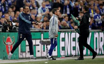 En el 迆ltimo minuto de la segunda parte de la pr車rroga de la Carabao Cup, Kepa Arrizabalaga, portero del Chelsea, se neg車 a abandonar el campo sustituido. El italiano Sarri hab赤a mandado a Willy Caballero saltar al campo por el portero espa?ol, pero Kepa se neg車 a ser cambiado. Incluso, el 芍rbitro habl車 con Kepa para que abandonara el c谷sped pero el espa?ol se neg車 en rotundo. El t谷cnico italiano hab赤a tomado la decisi車n de sacar al guardameta argentino por Kepa, despu谷s de que el exportero del Athletic se quejar芍 de problemas f赤sicos. El enfado de Sarri fue may迆sculo y amag車 con marcharse del banquillo hac赤a el vestuario. La autoridad del entrenador italiano, muy tocado por los malos resultados, queda en entredicho. Luego en la tanda de penalti el Chelsea perdi車 y Kepa s車lo pudo atajar el lanzamiento de San谷.