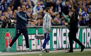 En el último minuto de la segunda parte de la prórroga de la Carabao Cup, Kepa Arrizabalaga, portero del Chelsea, se negó a abandonar el campo sustituido. El italiano Sarri había mandado a Willy Caballero saltar al campo por el portero español, pero Kepa se negó a ser cambiado. Incluso, el árbitro habló con Kepa para que abandonara el césped pero el español se negó en rotundo. El técnico italiano había tomado la decisión de sacar al guardameta argentino por Kepa, después de que el exportero del Athletic se quejará de problemas físicos. El enfado de Sarri fue mayúsculo y amagó con marcharse del banquillo hacía el vestuario. La autoridad del entrenador italiano, muy tocado por los malos resultados, queda en entredicho. Luego en la tanda de penalti el Chelsea perdió y Kepa sólo pudo atajar el lanzamiento de Sané.