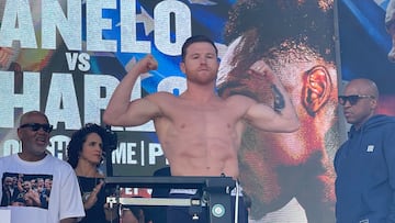 Momento en que Canelo Álvarez sube a la báscula en la ceremonia de pesaje.