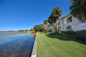 La mansión de Shaquille O'nille se encuentra en Windermere, Florida, sobre 3 hectáreas de terrenos privados y vistas al lago Butler. La vivienda cuenta con 2.880 metros cuadrados habitables, 12 habitaciones y 15 baños. Incluye una cancha de baloncesto cubierta y un garaje para automóviles con sala de exposición.