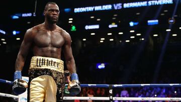 Deontay Wilder noquea a Bermane Stiverne en un asalto.