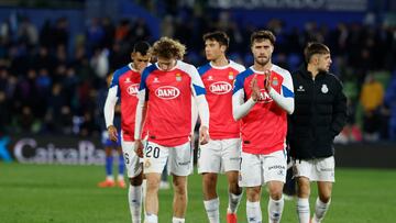 GETAFE (MADRID), 09/12/2024.- Los jugadores del Espanyol a la finalización del partido de LaLiga EA Sports que Getafe CF y RCD Espanyol han disputado hoy lunes en el Coliseum de Getafe. EFE/Juanjo Martín