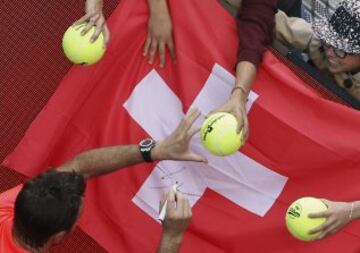 Wawrinka firmando autógrafos.