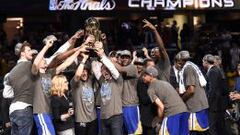 Los jugadores de los Warriors levantan el trofeo Larry O&#039;Brien que les acredita como campeones de la NBA.