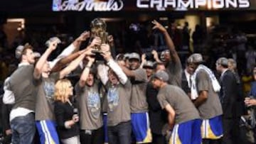 Los jugadores de los Warriors levantan el trofeo Larry O&#039;Brien que les acredita como campeones de la NBA.