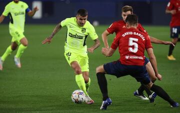 Correa dribla durante el partido contra Osasuna.