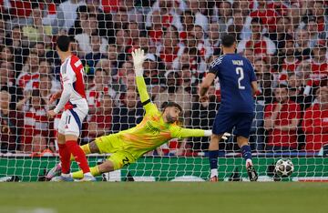 0-1. Avanza Ousmane Dembélé y se apoya en la banda derecha con Khvicha Kvaratskhelia. El georgiano se enfrenta a dos rivales en el área de los gunners, da un pase atrás en donde llega el mosquito, que la pega con la izquierda y de primeras, para mandar el balón ajustado al palo izquierdo de David Raya y anotar el primer tanto para los parisinos.