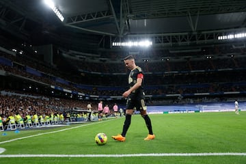 Iago Aspas camina hacia uno de las esquinas del Bernabéu para sacar un córner 