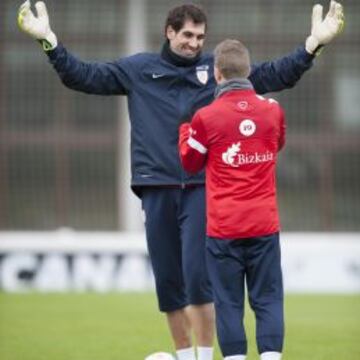 Iraizoz bromea en Lezama con el pequeño Muniain, escena del optimismo rojiblanco.