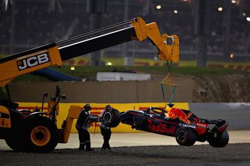 Las asistencias retirando el coche de Daniel Ricciardo