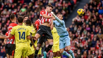 BILBAO (PAÍS VASCO), 08/12/2024.- El defensa del Athletic Club de Bilbao Aitor Paredes (c) remata de cabeza ante el portero del Villarreal Diego Conde (d) para anotar el primer gol del encuentro este domingo, durante el partido de la jornada 16 de LaLiga EA Sports, en el estadio de San Mamés, en Bilbao. EFE/ Javier Zorrilla