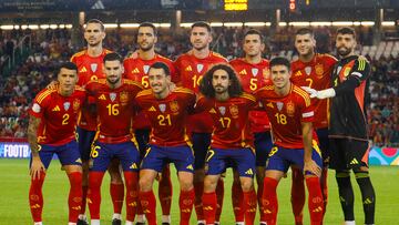 CÓRDOBA, 15/10/2024.- El equipo titular de la selección española posan para los medios gráficos antes del inicio del encuentro correspondiente a la fase de grupos de la Liga de Naciones que disputan hoy martes España y Serbia en el estadio Nuevo Arcangel de Córdoba. EFE / Salas.