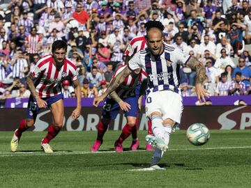 El jugador del Real Valladolid, Sandro, lanza el penalti alto.