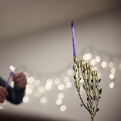 Hanukkah 2023: Cómo, cuándo y en qué orden encender las velas de la menorá