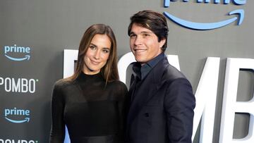 María Pombo y Pablo Castellano posan en el photocall durante la premiere de la docuserie 'Pombo'.