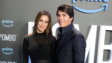 María Pombo y Pablo Castellano posan en el photocall durante la premiere de la docuserie 'Pombo'.