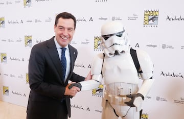 El presidente de la Junta de Andaluca, Juanma Moreno (i);  saluda a un Stormtrooper (d), durante la presentacin de la San Diego Comic-Con. 