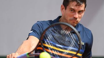 Guillermo Garc&iacute;a-L&oacute;pez devuelve una bola ante Stanislas Wawrinka durante su partido de Roland Garros.