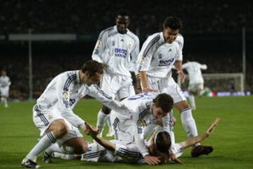 Partido del 10 de marzo de 2007 entre el Barcelona y el Real Madrid. Van Nistelrooy (2 goles) y Sergio Ramos (1 gol) fueron los protagonistas del empate a tres en el Camp Nou. En la imagen, Sergio Ramos celebra el 3-3.