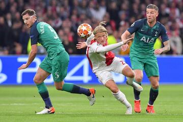 Dolberg, Vertonghen y Alderweireld.