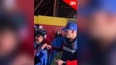 Los hinchas de la U esperaron más de una hora a Charles Aránguiz y esto hizo el ‘Príncipe’