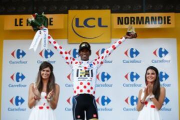 El eritreo Daniel Teklehaimanot del equipo MTN-Qhubeka se viste con el maillot de la montaña. 