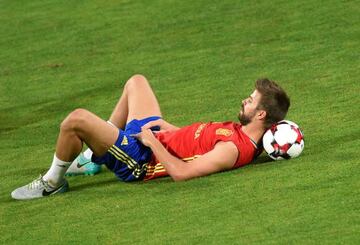 Piqué takes a time-out during Spain training in León.