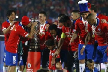 Al fin llegó el título. El decisivo penal de Alexis Sánchez no solo acabó con un partido que desde el inicio fue trabado. Finalizó con 99 años de sequía y frustraciones de La Roja a lo largo de la historia. El título de Copa América era una realidad.