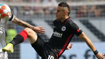 Rafael Santos Borré durante un partido con Eintracht Frankfurt.