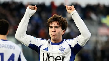 PISA (Italy), 06/01/2026.- Como's Maximo Perrone celebrates with his teammate after scoring the 0-1 goal during the Italian Serie A soccer match between Pisa SC and Como 1907, in Pisa, Italy, 06 January 2026. (Italia) EFE/EPA/ENRICO MATTIA DEL PUNTA