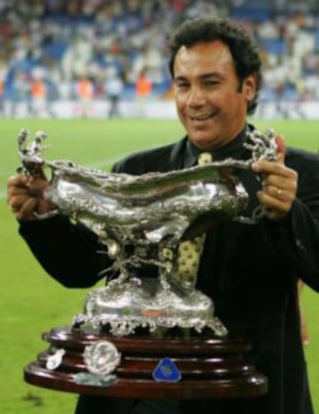 En 2004, los Pumas se convirtieron en el único equipo mexicano que ha sido invitado a disputar el Trofeo Santiago Bernabéu y además se lo llevó a sus vitrinas.