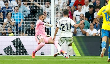 Ocasión de Brahim Díaz que detuvo el portero de Las Palmas, Álvaro Vallés.