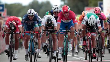 Groenewegen sorprende a Bouhanni y Sagan al sprint