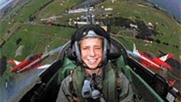 <b>UN REGALO DE CUMPLEAÑOS MUY ESPECIAL</B>. Casey Stoner es la más firme promesa del motociclismo australiano. Compite en 250cc y ayer cumplió 17 años, y tuvo la oportunidad de volar en un caza del ejército de su país.