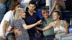 Novak Djokovic pos ajunto a su Jelena, su padre Srdjan, su madre Dijana y su hermano Marko durante el Adria Tour en Belgrado.