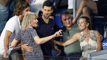 Novak Djokovic pos ajunto a su Jelena, su padre Srdjan, su madre Dijana y su hermano Marko durante el Adria Tour en Belgrado.