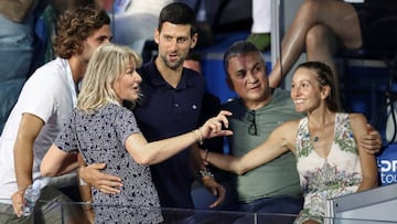 Novak Djokovic pos ajunto a su Jelena, su padre Srdjan, su madre Dijana y su hermano Marko durante el Adria Tour en Belgrado.
