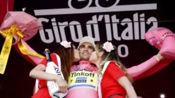 Alberto Contador luce el maillot rosa en el podio del Giro.