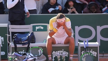 El tenista franc¨¦s Lucas Pouille se emociona tras su victoria en la ¨²ltima ronda previa de Roland Garros 2023.