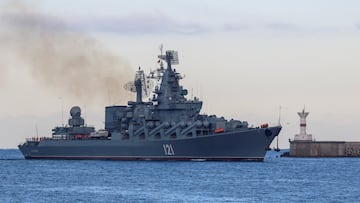 FILE PHOTO: The Russian Navy's guided missile cruiser Moskva sails back into a harbour after tracking NATO warships in the Black Sea, in the port of Sevastopol, Crimea November 16, 2021. REUTERS/Alexey Pavlishak/File Photo