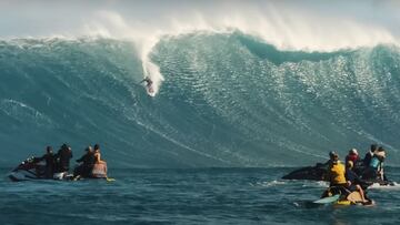 Varias motos de agua con gente miran c&oacute;mo Kai Lenny surfea una ola gigante en Jaws (Maui, Haw&aacute;i), el 20 de octubre del 2023. 