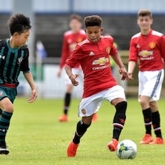 El United ata a su niño Shoretire para el futuro