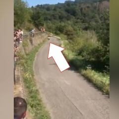 ¡Se salvó por poco!: Cayó cerca de un auto que iba a 100 km/h