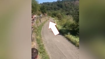 Un hombre cae a 1" de un coche de rally a más de 100 km/h