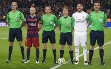 El árbitro Hernández Hernández acompañado por sus asistentes Sobrino Magán y Naranjo Pérez, el cuarto árbitro Alemán Pérez y los capitanes Andrés Iniesta y Sergio Ramos. 