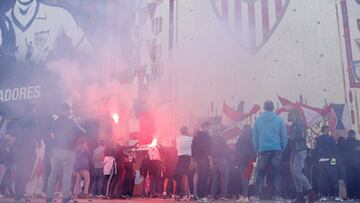 Aficionados sevillistas, animando a sus jugadores ayer.