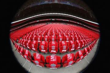 96 pa?uelos de Liverpool colocados para recordar a los que perdieron la vida hace 25 a?os en el desastre de Hillsborough. Antes de la semifinal de la FA Cup entre el Wigan Athletic y el Arsenal en el estadio de Wembley el 12 de abril de 2014 en Londres, Inglaterra.