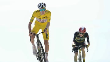 UAE Team Emirates - XRG team's Slovenian rider Tadej Pogacar wearing the overall leader's yellow jersey cycles to the finish line ahead of Team Visma - Lease a bike team's Danish rider Jonas Vingegaard (R) at the summit of Mont Ventoux during the 16th stage of the 112th edition of the Tour de France cycling race, 171.5 km between Montpellier and Mont Ventoux, southern France, on July 22, 2025. (Photo by Loic VENANCE / AFP)