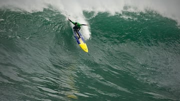 Xabi Lopez surfeando una ola gigante en La Vaca Gigante 2024-2025, el 24 de febrero del 2025 en Santander, Cantabria.